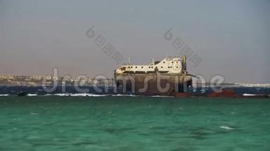 埃及红海珊瑚礁附近的沉船
